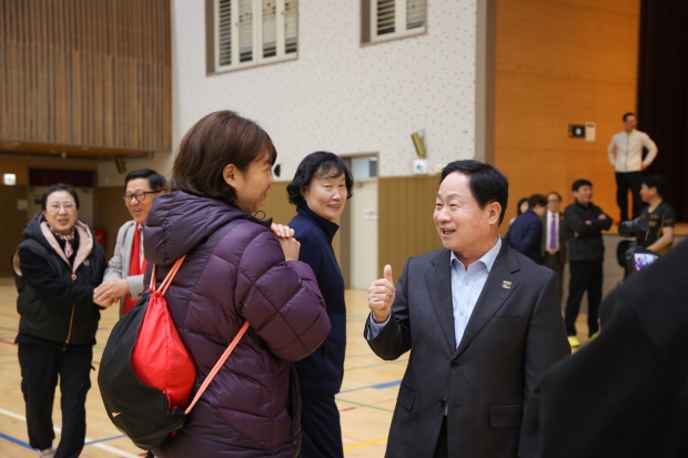 주광덕 남양주시장이 시민들과 담소를 나누고 있다.