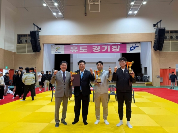 왼쪽부터 엄득웅 경북유도회장, 전광수 포항시유도회 부회장, 류병주 구미시유도회 전무, 김정우 경산시유도회 전무