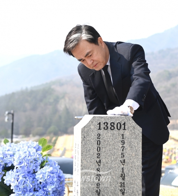김태흠 충남도지사가 3월 24일 제11회 서해수호의 날을 맞아 국립대전현충원을 찾아 참배했다. 김 지사는 현충탑 헌화·분향 후 연평도 포격과 제2연평해전, 천안함 묘역을 차례로 찾아 호국영령의 희생을 기렸다.(사진 / 충청남도 제공)