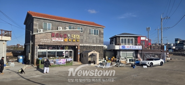 제주도 톤대섬 방파제 산책로 풍경사진
