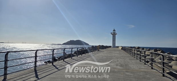 제주도 톤대섬 방파제 산책로 풍경사진
