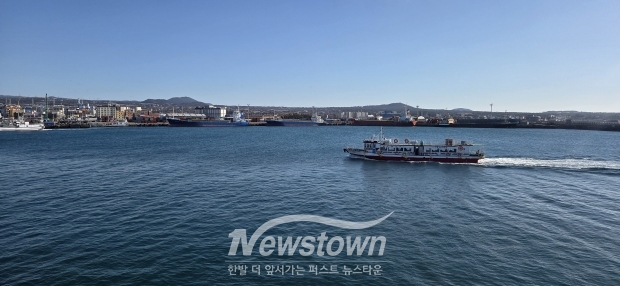 제주도 톤대섬 방파제 산책로 풍경사진
