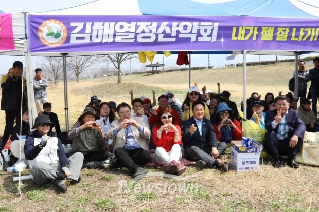 ​김해열정산악회 3월 정기산행/사진 김국진기자