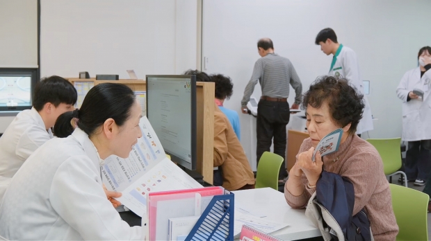지난 27일 경주시 보건소 1층 ‘건강이음센터’에서 시민이 건강상담을 받고 있다.