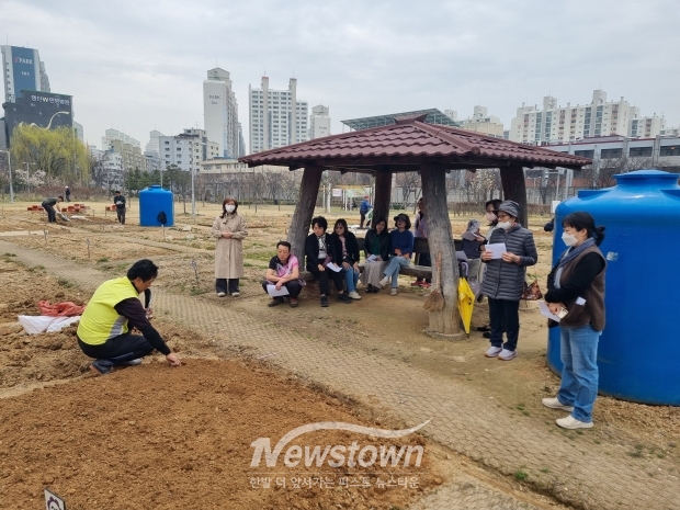 구는 지난 30일 옥련동 석산 텃밭에서 개장식을 열고, 참여 주민을 대상으로 사전 교육을 진행했다. / 연수구