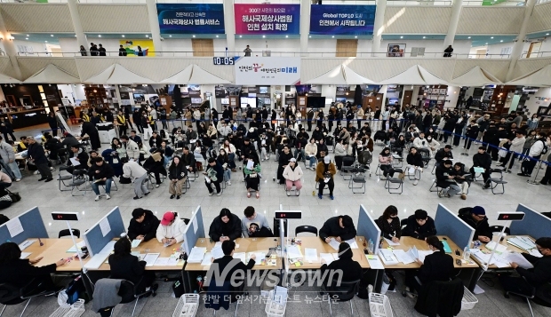 2026년 3월 16일 시청 중앙홀에서 천원주택 예비입주자 접수를 받고 있다. / 인천시