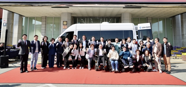 장애인 이동권 위한 미니 휠체어 버스 ‘가야나래’ 개통식/사진 김해시제공