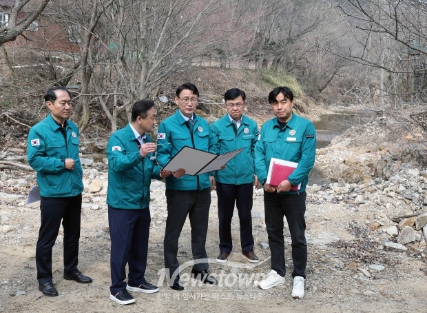 홍종완 행정부지사가 4월 3일 서산시 용현천에서 하천·계곡 불법점용 시설 정비  현장점검을 실시했다. 홍 부지사는 중점관리 대상구역을 직접 확인하고, 현장 직원 격려 및 애로사항 청취, 불법점용 시설 정비 이후 향후 대책 등을 확인하는 시간을 가졌다