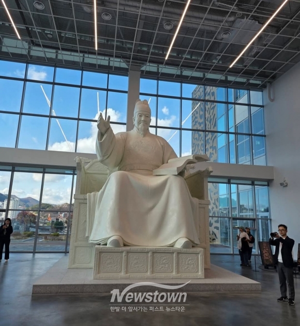 김해시립김영원미술관 개관식(세종대왕 동상)/사진 김국진기자