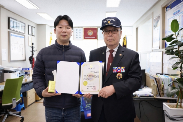 지난 3일 경주시보훈회관에서 최재석 주무관(왼쪽)이 윤정대 대한민국무공수훈자회 경북지부 경주시지회장으로부터 감사장을 받은 뒤 기념촬영을 하고 있다.