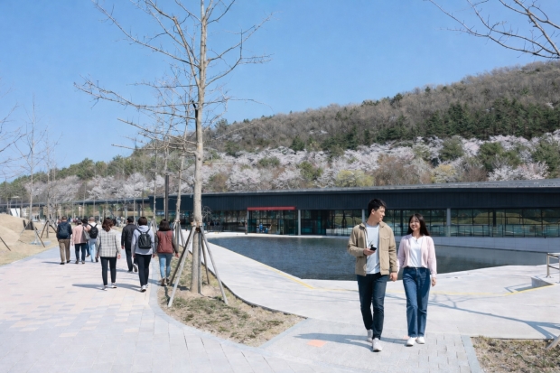 경주 동궁원 ‘라원’ 전경. 관람객들이 야외 정원과 수변 공간을 따라 산책을 즐기고 있다.