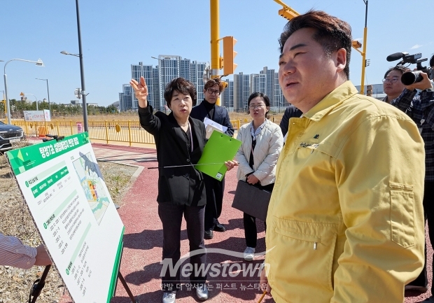 오세현 아산시장이 지난 4월 7일 탕정면 갈산리 일원의 (가칭)탕정7초등학교와 탕정고등학교 설립 예정지를 현장 점검했다. 오 시장은 관계기관과 긴밀히 협력해 계획된 시기에 학교가 차질 없이 개교할 수 있도록 지원을 아끼지 않겠다고 밝혔다.(사진 / 아산시 제공)