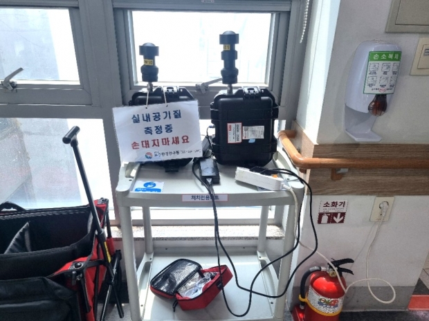 다중이용시설 및 어린이활동공간 공기질 점검 모습/사진 김해시제공