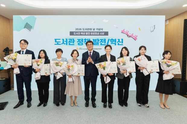 김이석 주무관 문화체육관광부 장관 표창 수상 모습(왼쪽에서 첫번째)/사진 김해시제공