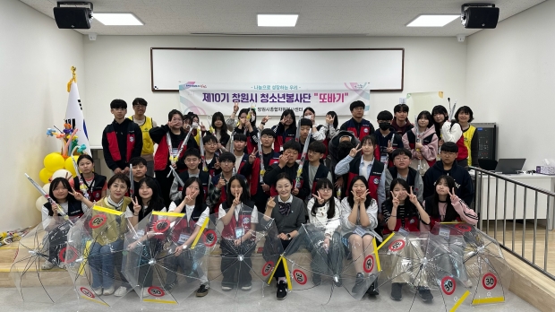 창원시쳥년들이 지난 11일 창원시종합자원봉사센터에서 제10기 청소년봉사단 50명이 참여해 ‘어린이 안전우산 만들기’ 활동을 진행했다/창원특례시