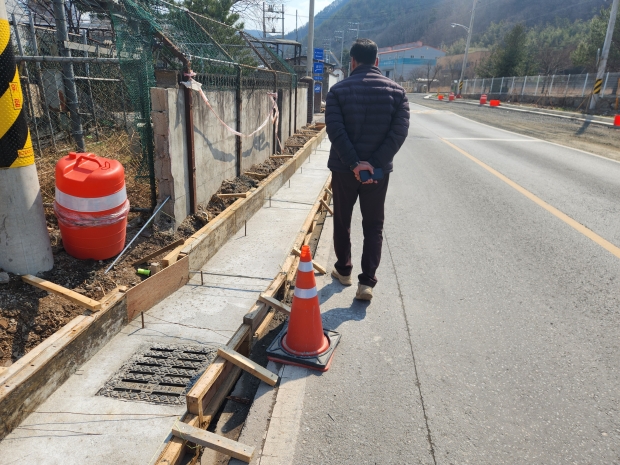 경주시는 봄철 산업단지 취약시설 안전사고 예방을 위해 산업단지 내 도로, 옹벽, 절개지 등 주요 시설물에 대한 현장 안전점검을 실시한다
