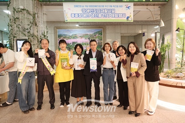 남동경 권한대행이 시설장 및 근로자들과 함께 기념 촬영을 하고 있다. / 부천시
