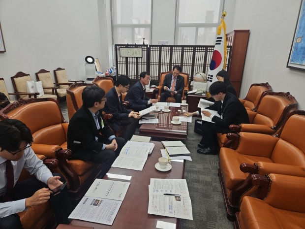 경주시는 14일 국회를 방문해 김석기 국회의원 및 외교부 심의관과 포스트APEC 핵심사업의 원활한 추진과 국비 확보를 위한 업무협의를 진행했다