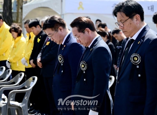 유정복 인천광역시장이 16일 부평구 인천가족공원에서 열린 '세월호 참사 일반인 희생자 12주기 추모식'에서 묵념을 하고 있다. / 인천시