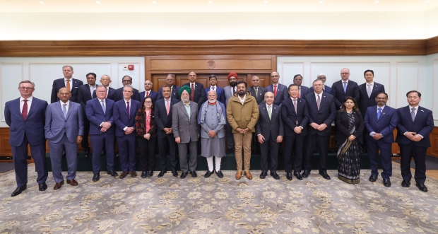 사진 설명 : 지난 1월 인도 뉴델리 총리 관저에서 ‘글로벌 에너지 리더 라운드테이블(Global Energy Leader Roundtable)’이 개최됐다. HD현대 정기선 회장(뒷열 맨 오른쪽)과 HD한국조선해양 김형관 대표(앞열 맨 오른쪽)는 국내 기업인 중 유일하게 인도 나렌드라 모디(Narendra Modi) 총리의 초청을 받아 행사에 참석했다. (출처 : 인도 총리실 홈페이지 발췌)