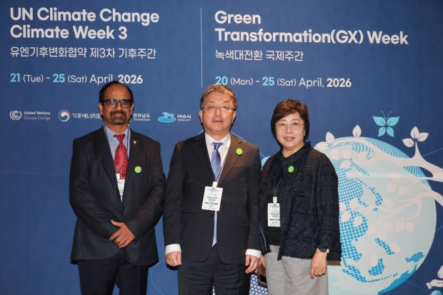 포항시는 21일 여수에서 열리는 2026 유엔기후변화협약 기후주간 및 대한민국 녹색전환 국제주간 연계행사인 ‘2026 세계 기후도시포럼’에 참석했다.(왼쪽부터 에마니 쿠마 이클레이 세계본부 부사무총장, 장상길 포항시장 권한대행, 박연희 이클레이 한국사무소 소장)