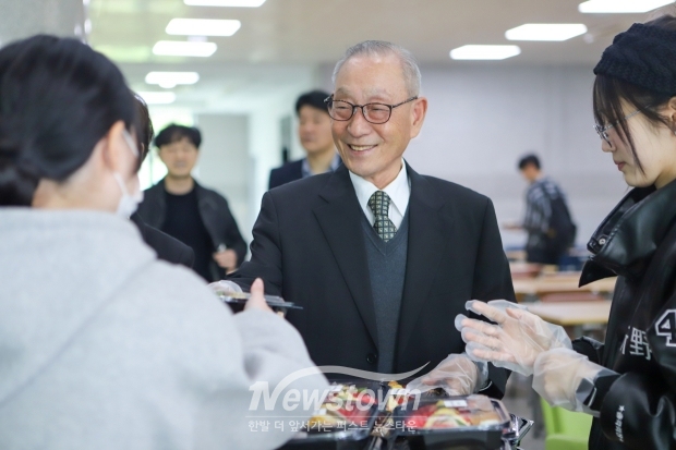 ‘총장님이 쏜다. 오늘 점심? 총장님 찬스’(사진 / 호서대학교 제공)