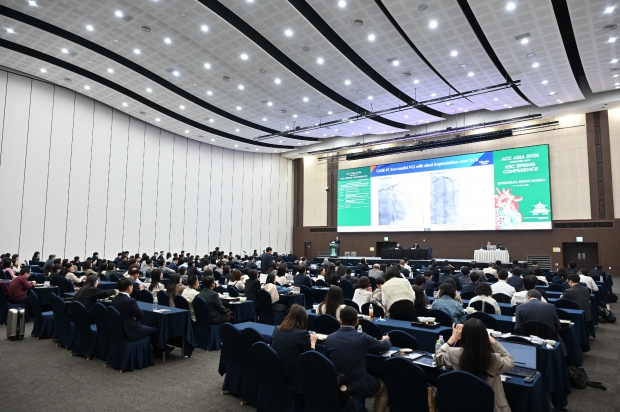 지난 17일부터 18일까지 경주화백컨벤션센터(HICO)에서 열린 ‘2026 춘계심혈관통합학술대회 & ACC Asia 2026’에 국내외 의료진과 연구자들이 참석해 심혈관 분야 학술 발표를 경청하고 있다.