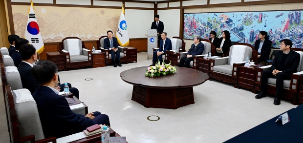 하병필 행정부시장이 23일 시청 접견실에서 열린 '인천 양자-AI 글로벌 허브 조성 업무협약식'에서 인사말을 하고 있다.
