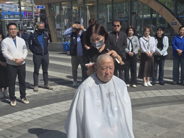 삭발식 거행 사진