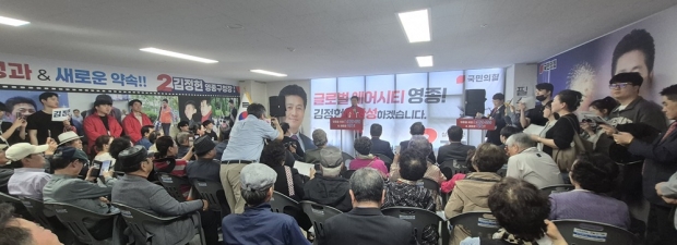 김정헌 영종구청장 후보가 참석자들을 향해 감사 인사를 하고 있다.