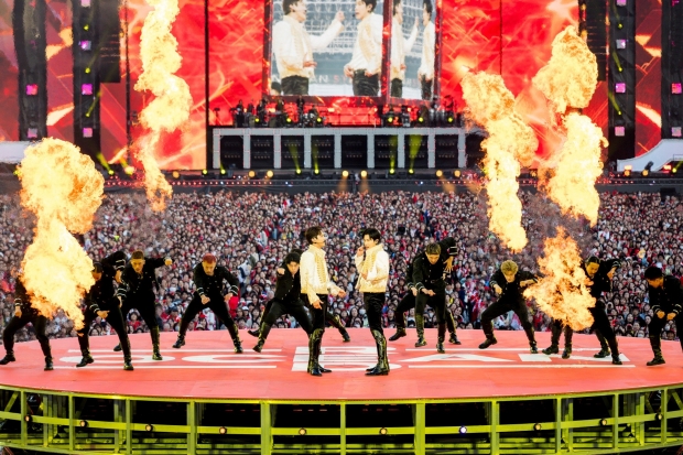동방신기 닛산 스타디움 'RED OCEAN' 공연 이미지