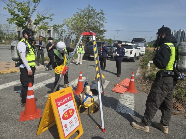 지하시설물 정보정확도 제고사업 현장점검/사진 경남도제공