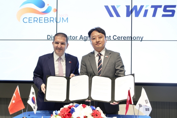 (왼쪽부터) 에르뎀 에르쿨(Erdem Erkul) 세레브럼 테크 회장, 김응태 위츠 대표가 기념사진 촬영을 하고 있다