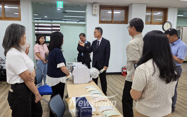 송무경 공주시장 권한대행이 지난 5월 19일 공주시 의당면 사전투표소(의당면 제1투표소, 공주시 종합사회복지관 3층)를 방문해 사전투표 준비 상황과 현장 운영 체계를 전반적으로 점검했다.(사진 / 공주시 제공)