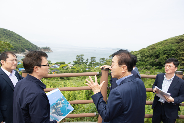 김윤덕 국토교통부 장관, 가덕도신공항건설 현장 점검…“주민이주·안전관리 철저” 당부