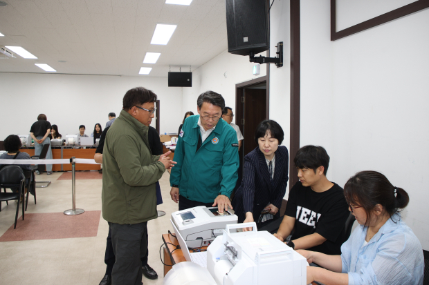 오남읍사무소에서 사전투표 장비 작동 상태를 확인하는 김상수 권한대행