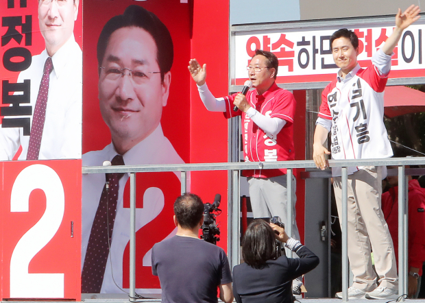 30일 유정복 인천시장 후보가 송도 일원 유세에서 시민들에게 지지를 호소하고 있다.