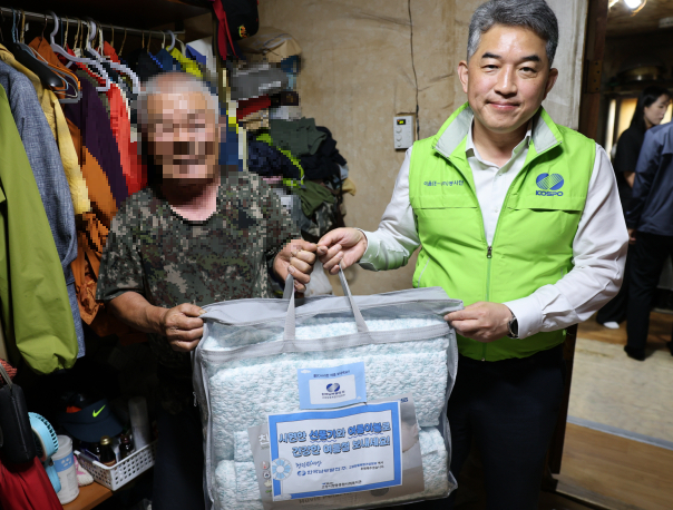 최혁준 남부발전 고양창릉복합건설본부장(오른쪽)이 5일 발전소 주변에 거주 중인 어르신 가정을 방문해 여름철에 사용할 냉감이불을 전달 (사진/한국남부발전)