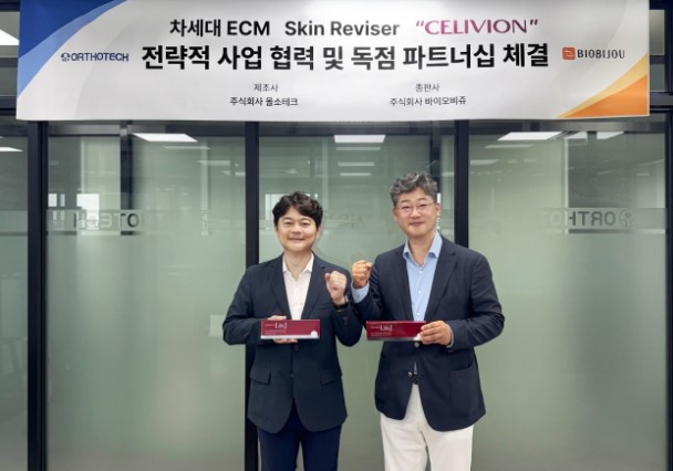 사진설명: 대구 올소테크 휴먼 R&D 센터에서 열린 차세대 ECM Skin Reviser ‘셀리비온(CELIVION)’ 전략적 사업협력 및 독점 파트너십 체결식에서 올소테크 김일환 대표이사(왼쪽)와 바이오비쥬 양준호 대표이사(오른쪽) 가 ‘셀리비온’의 성공적인 시장 확대를 위한 협력 의지를 다지고 있다.