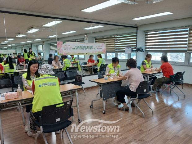 미추홀구종합자원봉사센터는 주안노인문화센터와 함께 지난 18일 피부기쁨봉사단의 어르신 손 관리 봉사 프로그램 ‘꽃보다 손길’을 진행했다. / 미추홀구