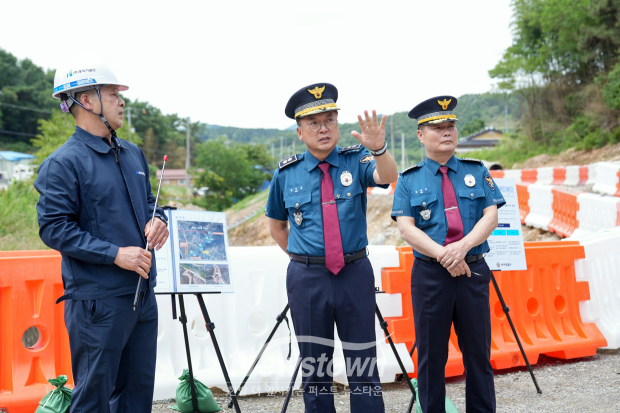 김호승 충남경찰청장이 부여군 임천면 구교천 재해복구 현장을 방문하여 집중호우 대비 침수 취약지역에 대한 대응태세를 점검했다. 김 청장은 “유기적인 상황 공유·대응 체계 구축과 함께 도민의 안전을 위해 모든 역량을 결집해 달라”고 당부했다.