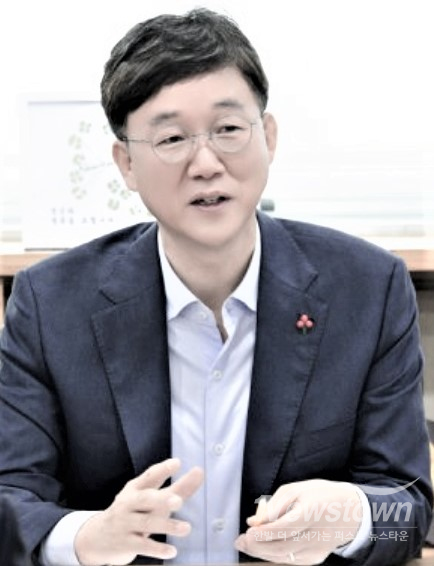 민선 9기 안산시는 교육을 도시 경쟁력의 핵심 전략으로 삼고 미래 인재 양성, 산학협력 확대, 평생학습도시 조성 등을 통해 '교육도시 안산' 실현과 청년이 머무는 지속 가능한 미래도시 조성에 행정 역량을 집중하고 있다.(이민근 안산시장)