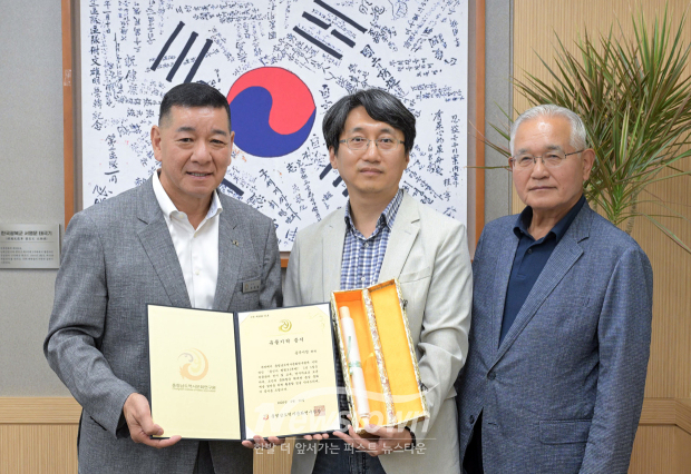 통신사 행렬도 사본 기탁식(사진 / 공주시 제공)