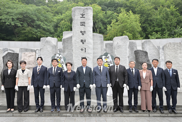 보훈공원 참배(사진 / 공주시의회 제공)