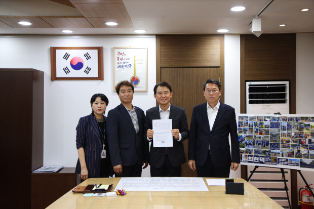 최현덕 남양주시장이 취임 후 첫 결재를 완료한 뒤 관계 공무원들과 기념촬영을 하고 있다. (사진 / 남양주시 제공)