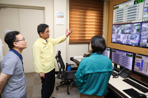 정영두 시장이 지난 7일 오후 낙동강변 취수원 상류를 방문해 녹조 대응 실태와 정수시설 운영 상황을 점검했다./사진 김해시제공