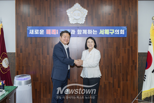 검단구의회 김남원 의장과 서해구의회 고선희 의장은 8일 서해구의회에서 상견례를 갖었다. / 검단구의회