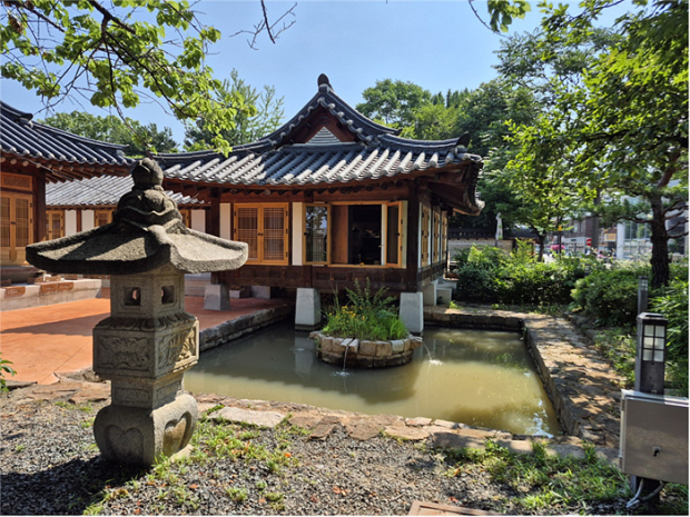 ​수로왕릉 옆 한옥체험관/사진 김해시제공​