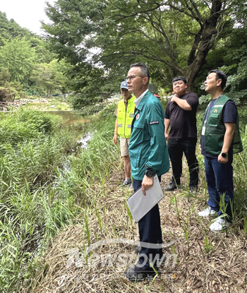 송무경 공주시 부시장, 물놀이 관리지역 현장점검(사진 / 공주시 제공)