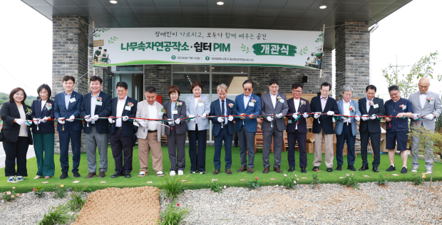 나무속자연공작소(P.I.M) 개관식 단체 사진